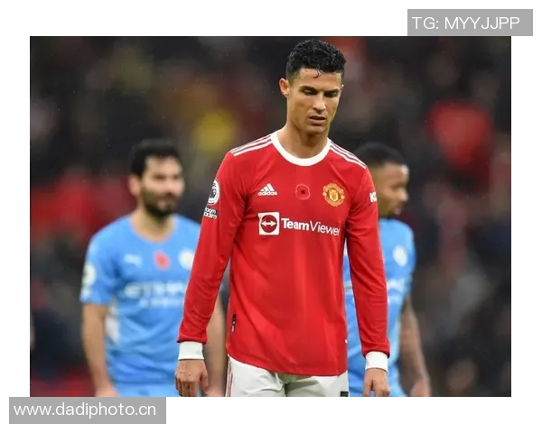 曼联主场惨败，球迷呼吁主教练改弦易辙，球队面临多项挑战