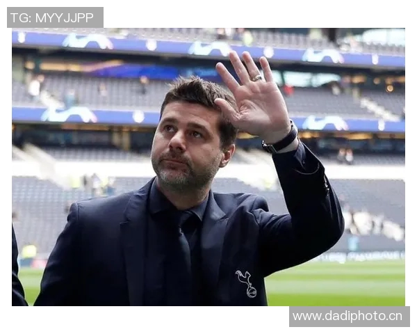 曼联签下巴黎后卫拉法埃尔：重建防线，球迷期待新赛季精彩表现