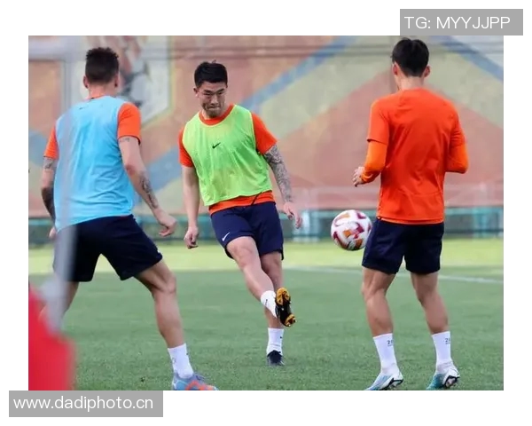 男足国家队备战世界杯，教练组决定加强进攻训练以提高进球效率