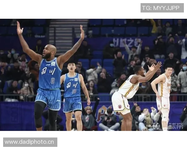 大卫-詹姆斯受邀参加篮球明星慈善赛，展现社会责任